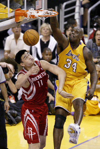 15年前，詹姆斯完成了这记惊天隔扣~